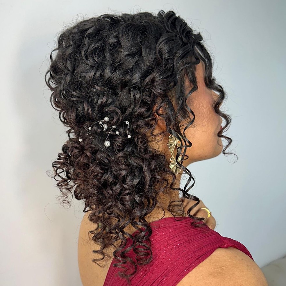 Penteados para Cabelos Cacheados Médios: Do Dia a Dia à Ocasião Especial