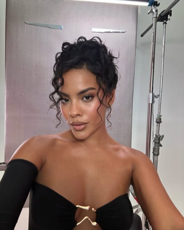 Penteados para Cabelos Cacheados Médios: Do Dia a Dia à Ocasião Especial