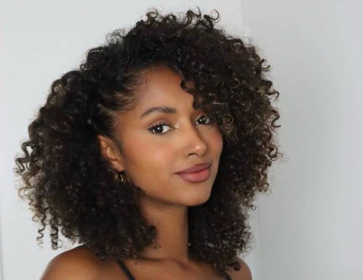 Penteados para Cabelos Cacheados Médios: Do Dia a Dia à Ocasião Especial