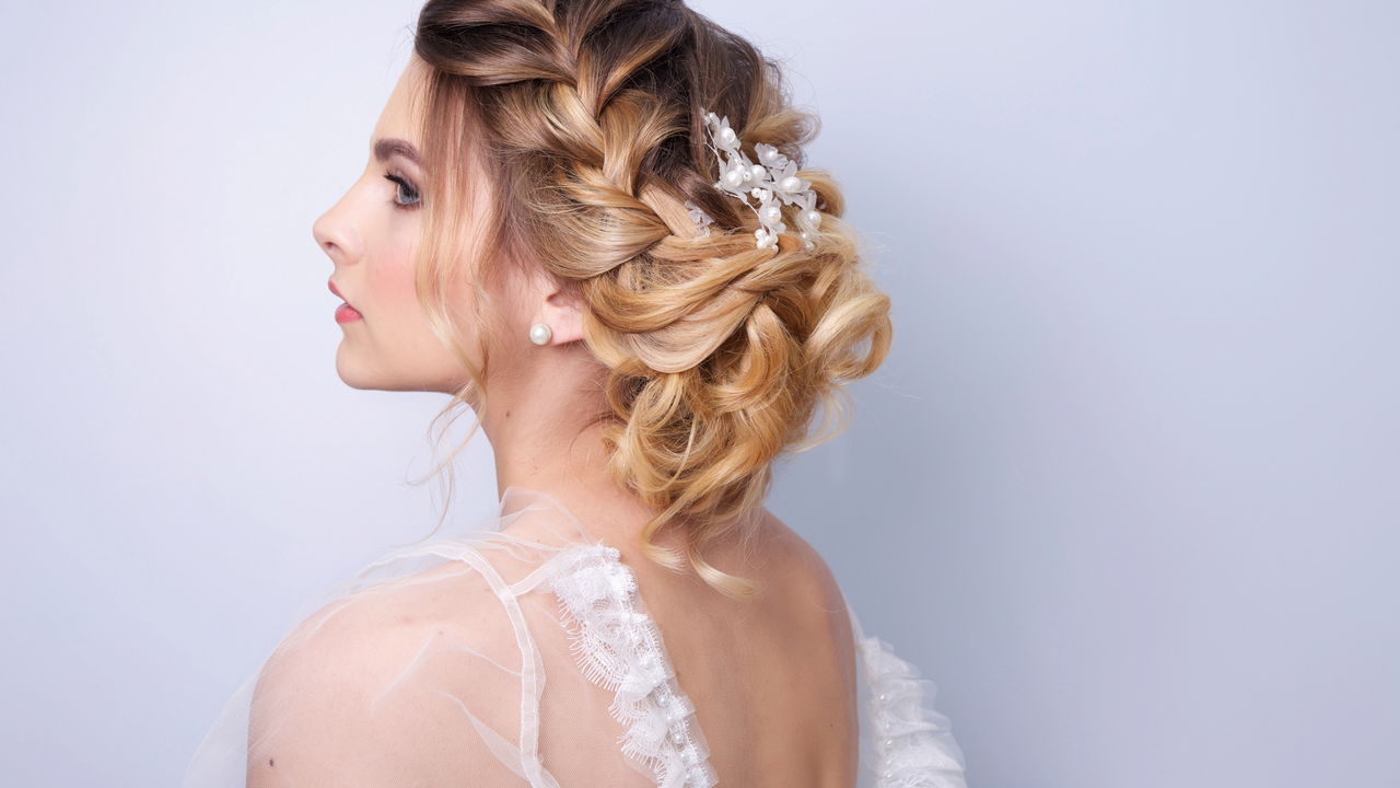 Coque Baixo Polido: O Clássico Atemporal para Noivas de 2025