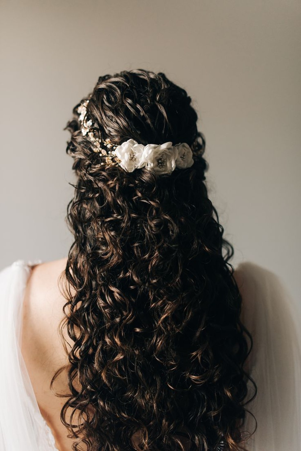 Como Escolher o Penteado de Madrinha Perfeito para o Seu Vestido