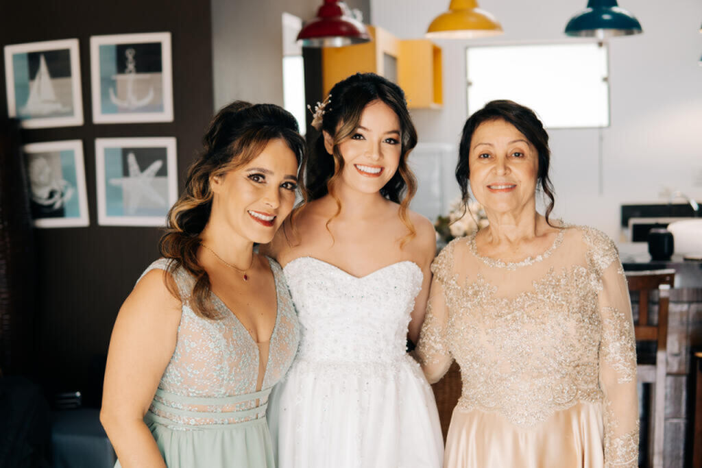 penteados para mãe da noiva com acessórios