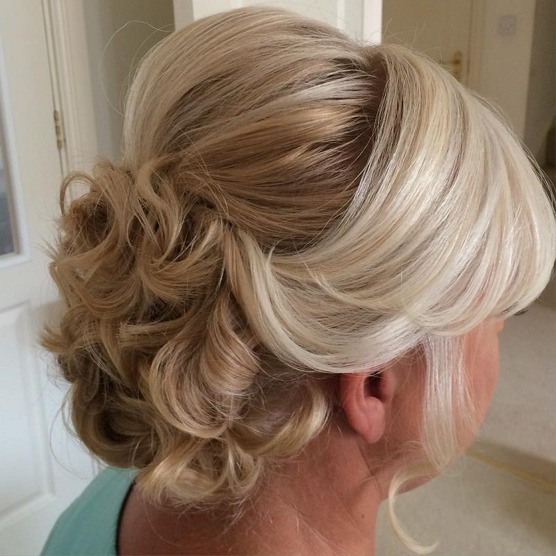 penteados para mãe da noiva cabelo cacheado