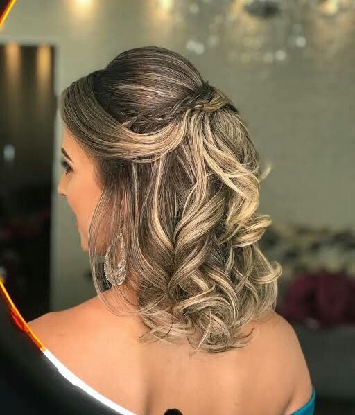 penteados para mãe da noiva cabelo cacheado