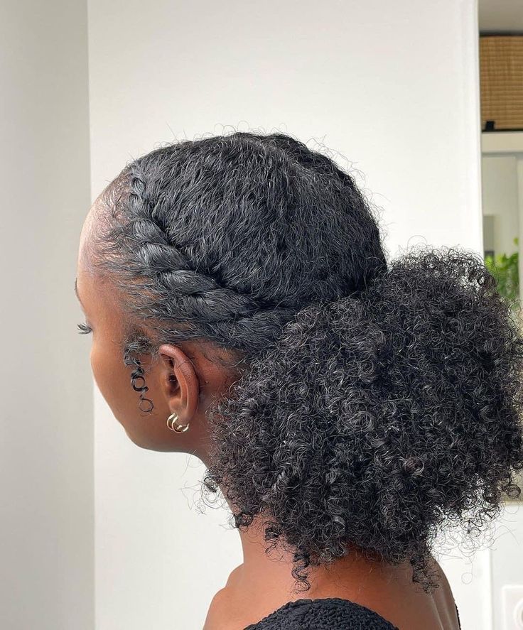 Penteados Cacheados para Madrinhas: Elegância e Versatilidade