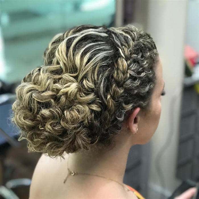 Inspirações de Penteados Afro Puff para Casamentos Empoderados
