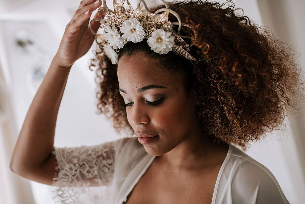 Penteados Cacheados para Madrinhas: Elegância e Versatilidade