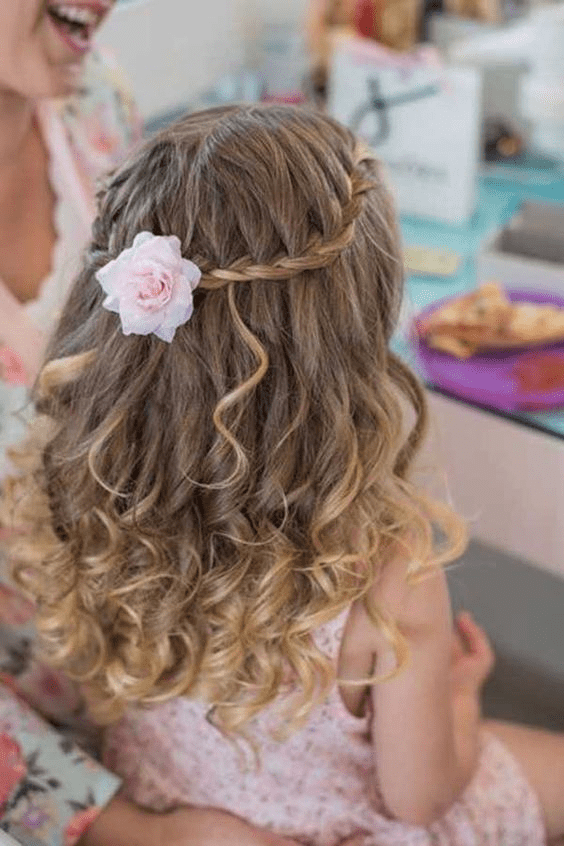Tendências de penteados para demoiselles em casamentos ao ar livre