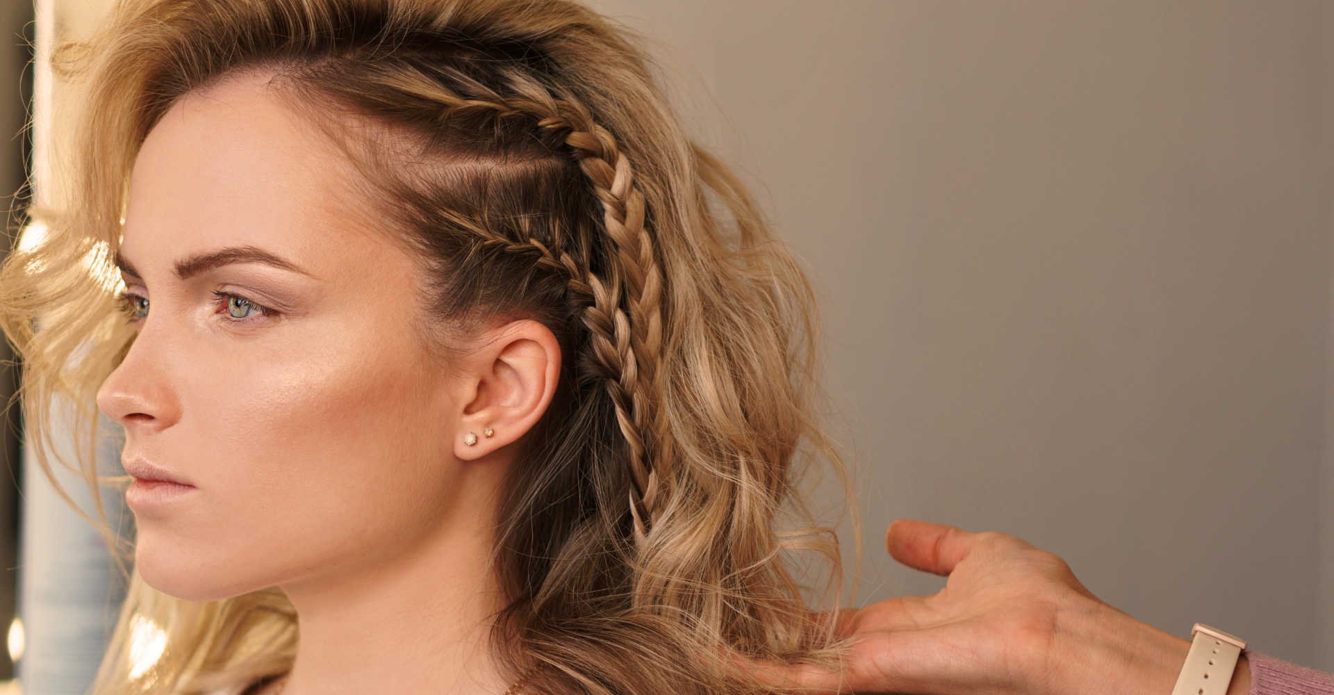 penteados para madrinha cabelo curto cacheado
