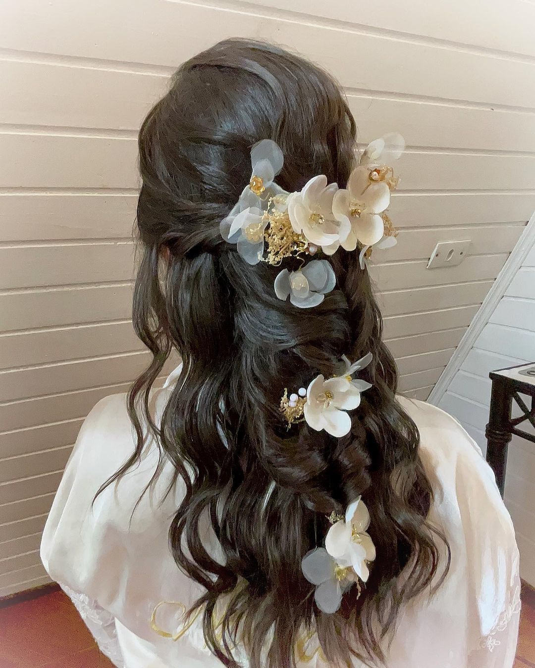 penteados inspiradores para madrinha cabelo cacheado
