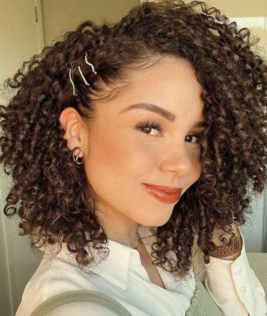 penteado preso vs solto para madrinha cabelo cacheado