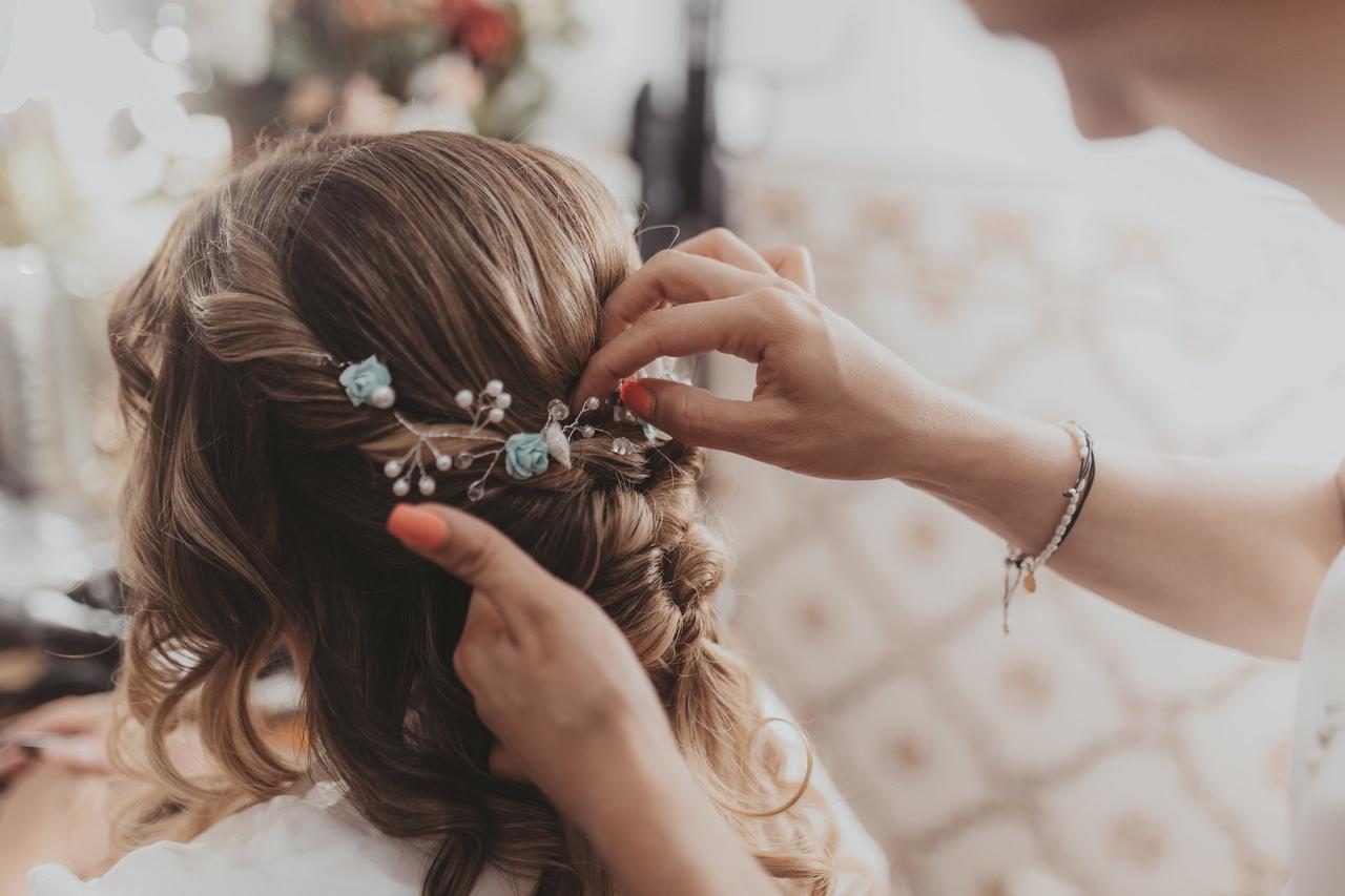 5 Ideias de Penteados para Noivas com Cabelo Curto
Como Escolher o Véu Ideal para seu Cabelo Curto
Tendências de Acessórios para Noivas de Cabelo Curto
Estilos de Penteados Curtos: Do Clássico ao Moderno
Dicas Essenciais para o Penteado de Noiva com Cabelo Curto