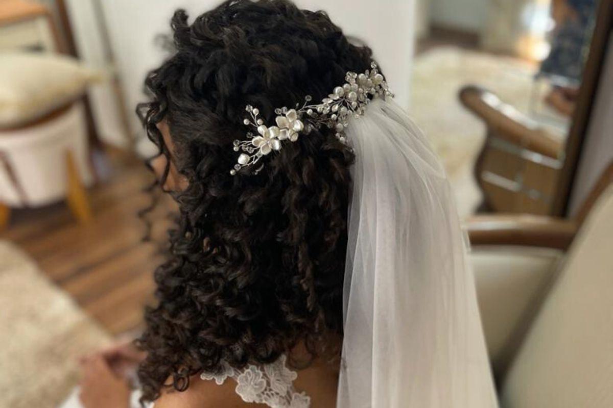 erros comuns ao escolher penteado noiva cacheada