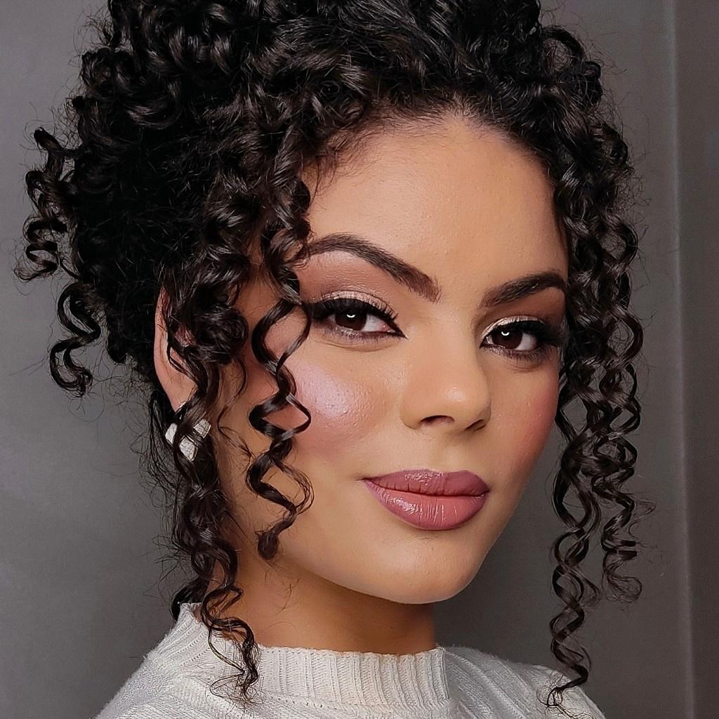 erros comuns ao escolher penteado noiva cacheada