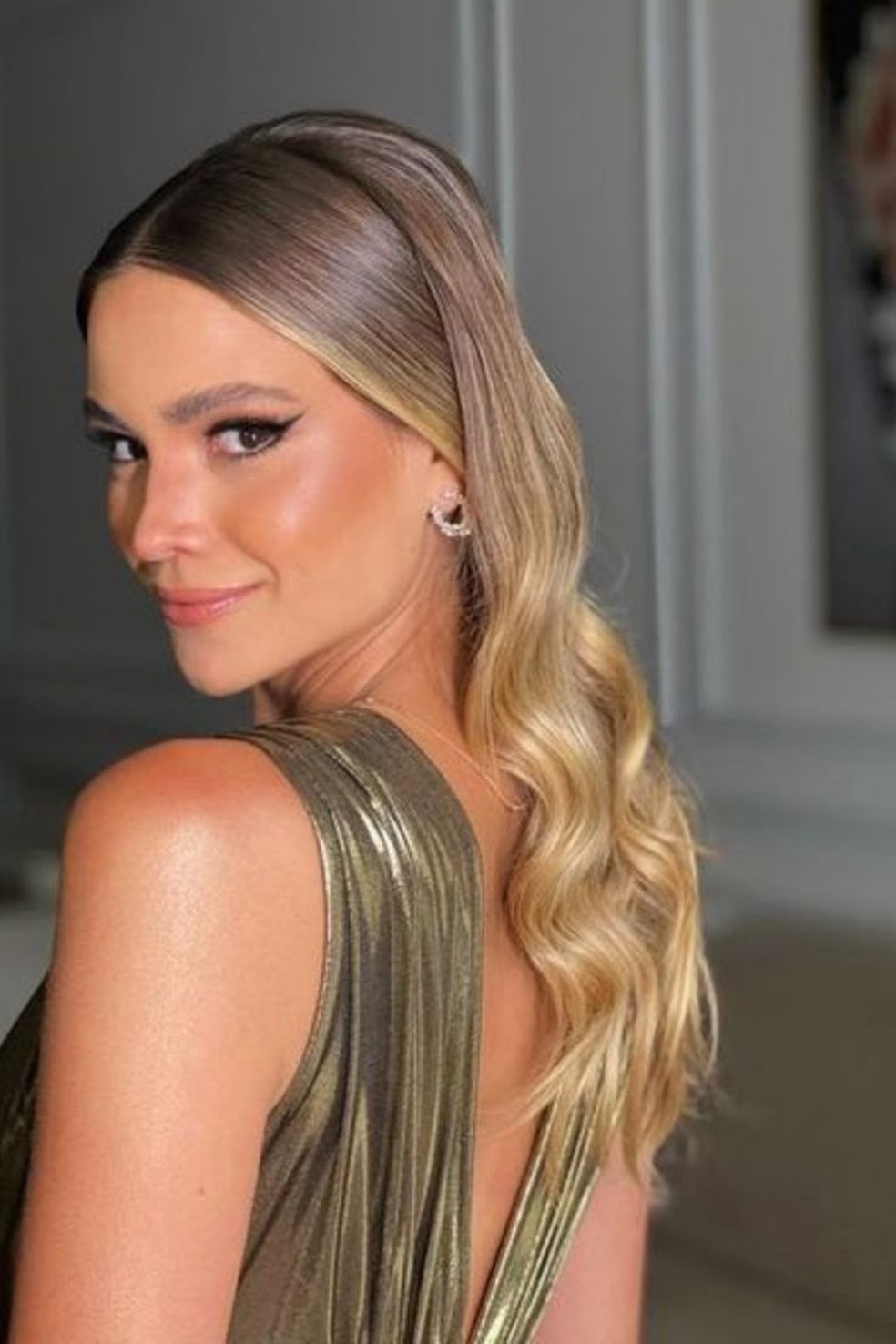 penteado simples para madrinha de casamento com cabelo curto