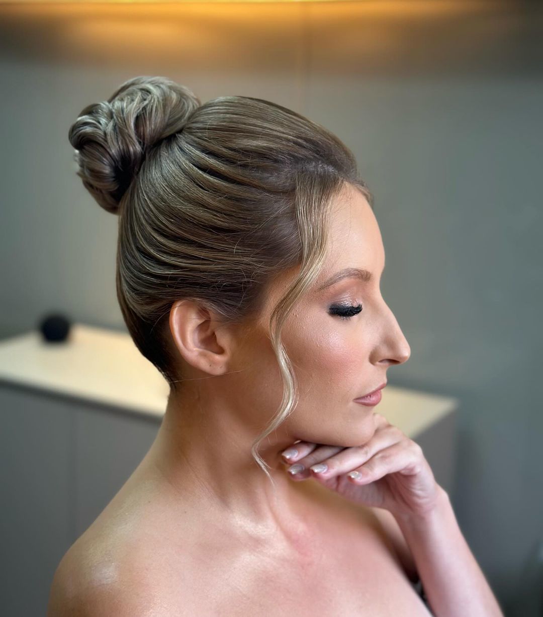 penteado simples para madrinha de casamento com cabelo curto