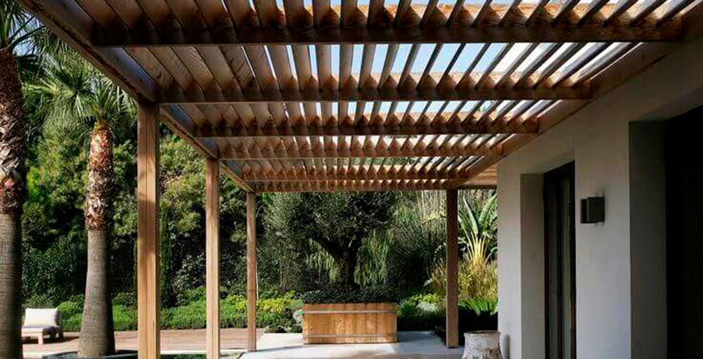 pergolado de madeira vs pergolado de metal qual a melhor opção