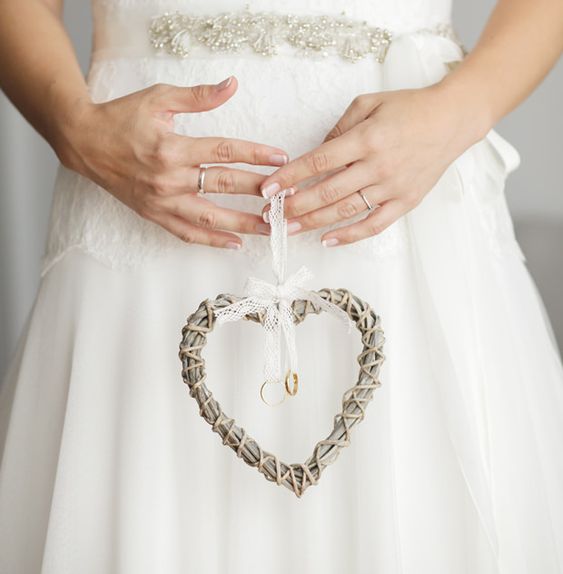 porta aliança de madeira vs porta aliança de vidro