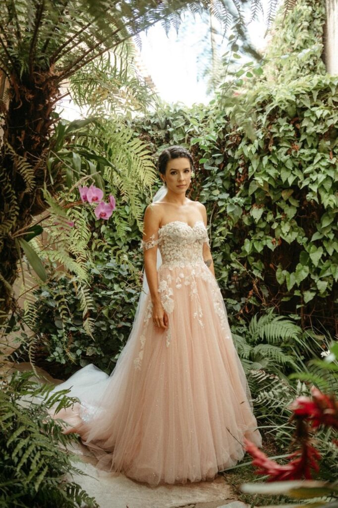 vestido de noiva dourado com renda francesa e cristais Swarovski