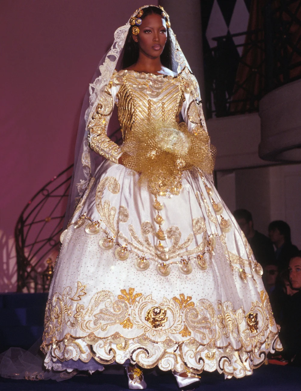 vestido de noiva dourado com renda francesa e cristais Swarovski