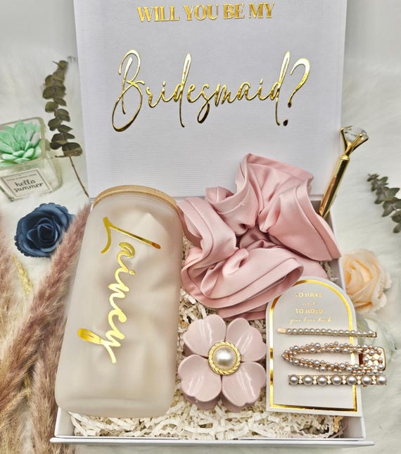 Acessórios Personalizados: Joias e Robes para Madrinhas