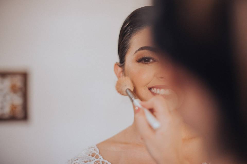 Prova de Cabelo e Maquiagem: Por Que é Crucial para Noivas e Debutantes?