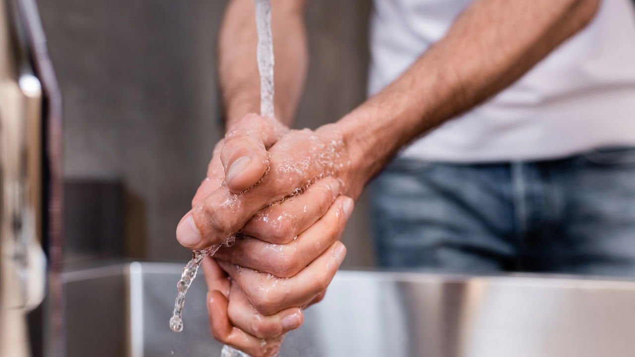 Guia Completo: Os 5 Passos Essenciais da Higienização das Mãos (Anvisa/OMS)