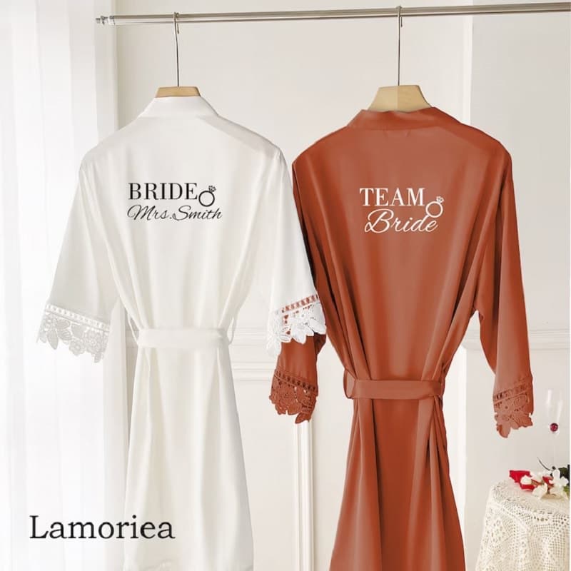 5 ideias de títulos:
1. O Guia Completo do Roupão de Noiva Perfeito para o Making Of
2. Estilos de Roupões de Noiva: Do Clássico ao Moderno
3. Personalização de Roupões: Detalhes que Tornam seu Making Of Único
4. Onde Comprar o Roupão de Noiva Ideal: Lojas e Marketplaces
5. Dicas Essenciais para Escolher e Usar seu Roupão de Noiva no Grande Dia