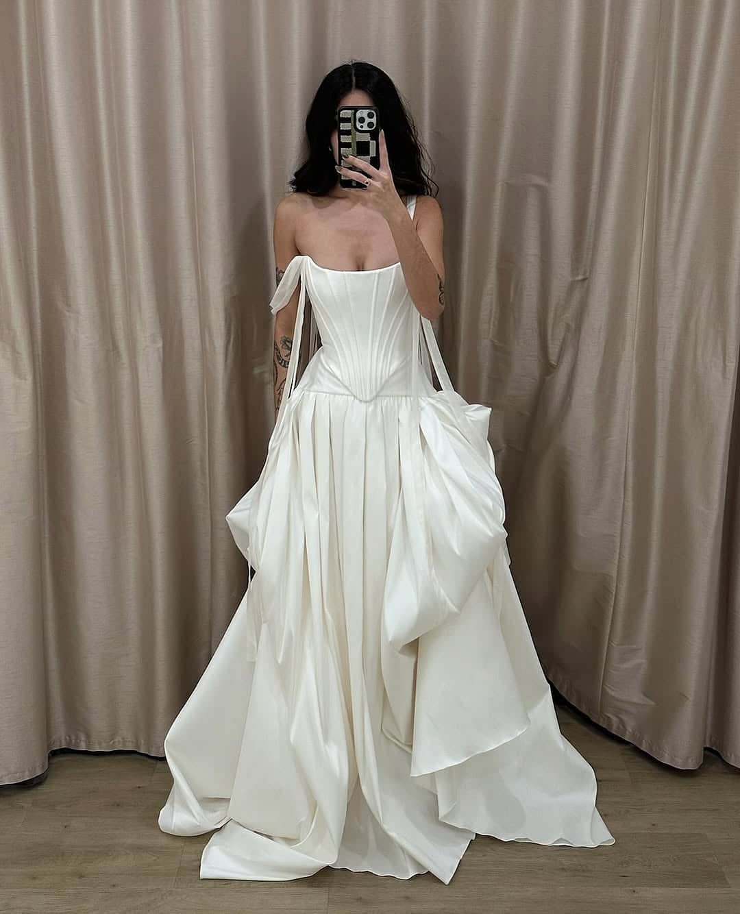 5 ideias de títulos:
1. O Guia Completo do Roupão de Noiva Perfeito para o Making Of
2. Estilos de Roupões de Noiva: Do Clássico ao Moderno
3. Personalização de Roupões: Detalhes que Tornam seu Making Of Único
4. Onde Comprar o Roupão de Noiva Ideal: Lojas e Marketplaces
5. Dicas Essenciais para Escolher e Usar seu Roupão de Noiva no Grande Dia