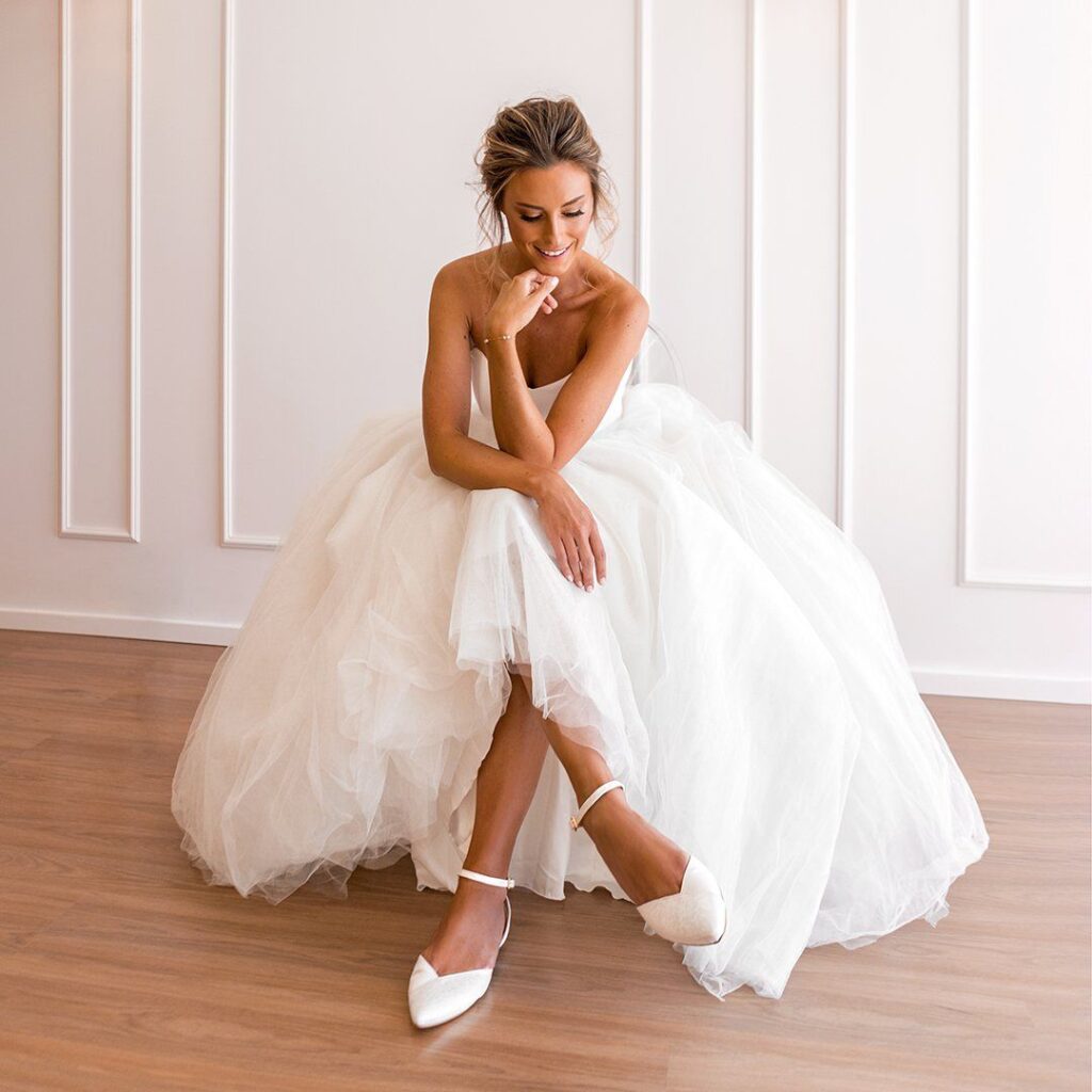 Detalhes que encantam: Sandálias de noiva com renda e pedrarias