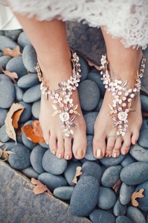 Tendências em cores de sandálias de noiva: Além do branco tradicional