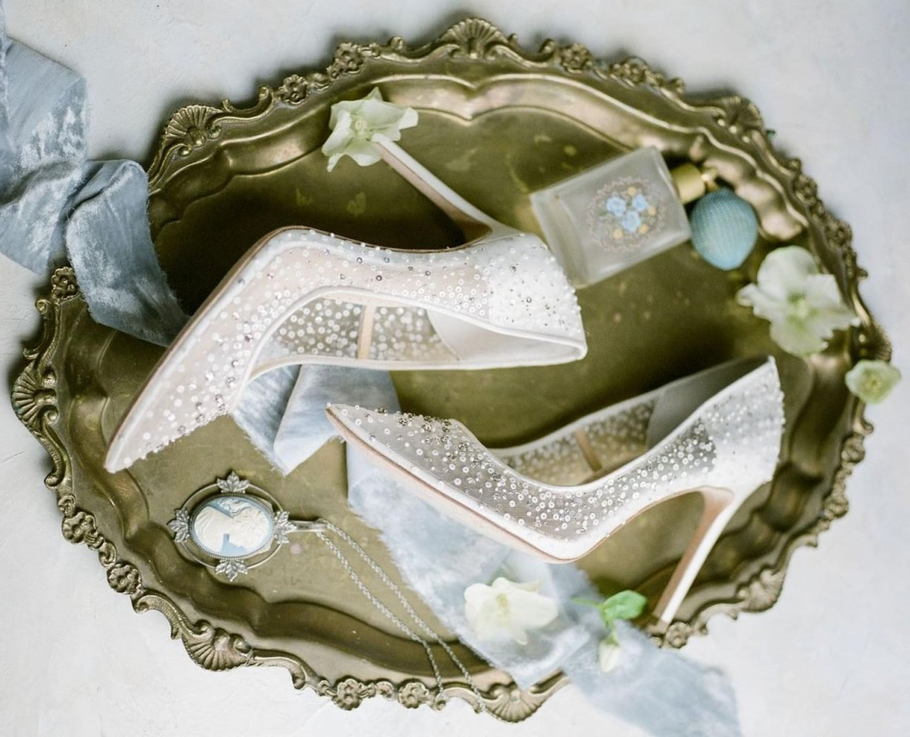 Rasteiras elegantes: A opção ideal para casamentos na praia