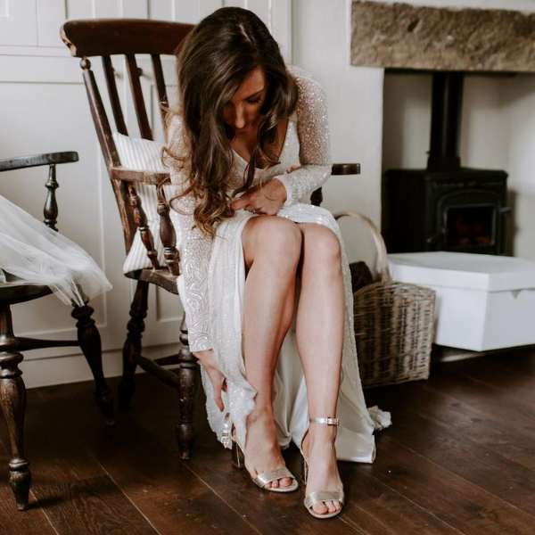 ideias de sandálias de noiva para casamento na praia