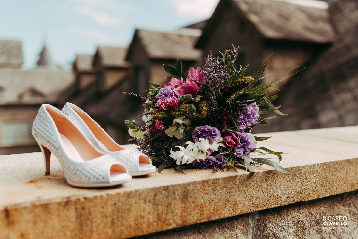 Casamentos ao Ar Livre: Os Sapatos Ideais para Não Afundar na Grama ou Areia