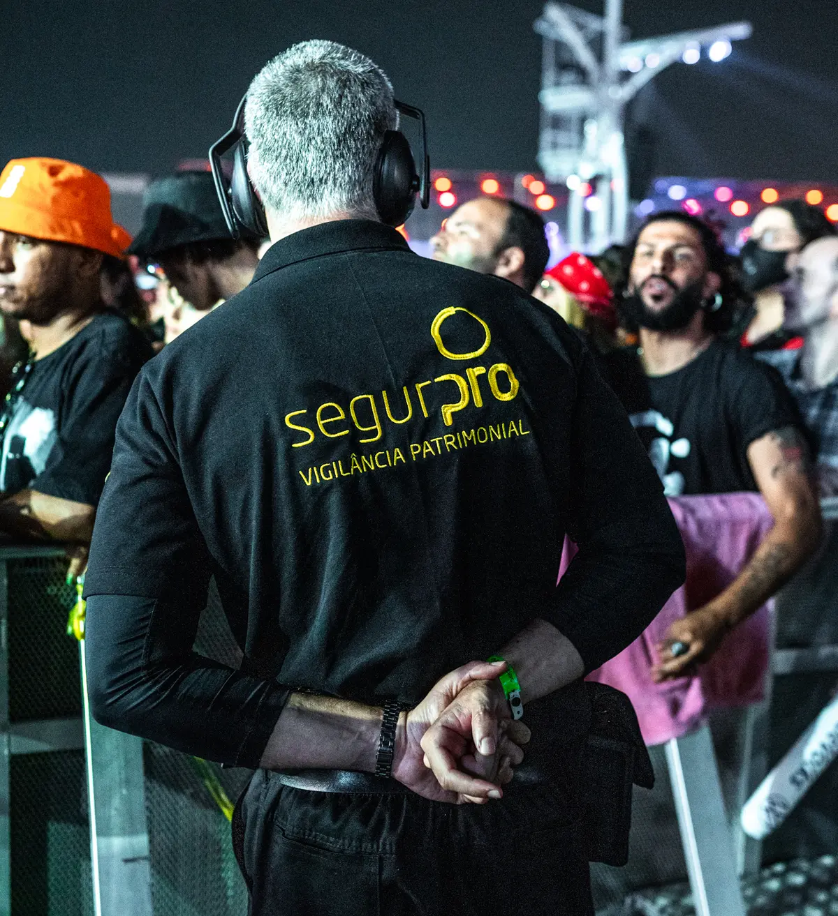 5 ideias de títulos:
1. Como escolher a melhor empresa de segurança para o seu evento.
2. O papel crucial do controle de acesso na segurança de eventos.
3. Dimensionamento de equipe de segurança: Guia prático para eventos.
4. Custos e qualificações: O que saber antes de contratar segurança para eventos.
5. Segurança VIP: Proteção exclusiva para seus eventos especiais.