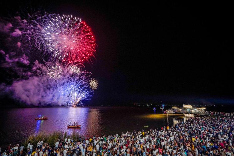 Drones vs. Fogos de Artifício: A Nova Era dos Espetáculos Luminosos