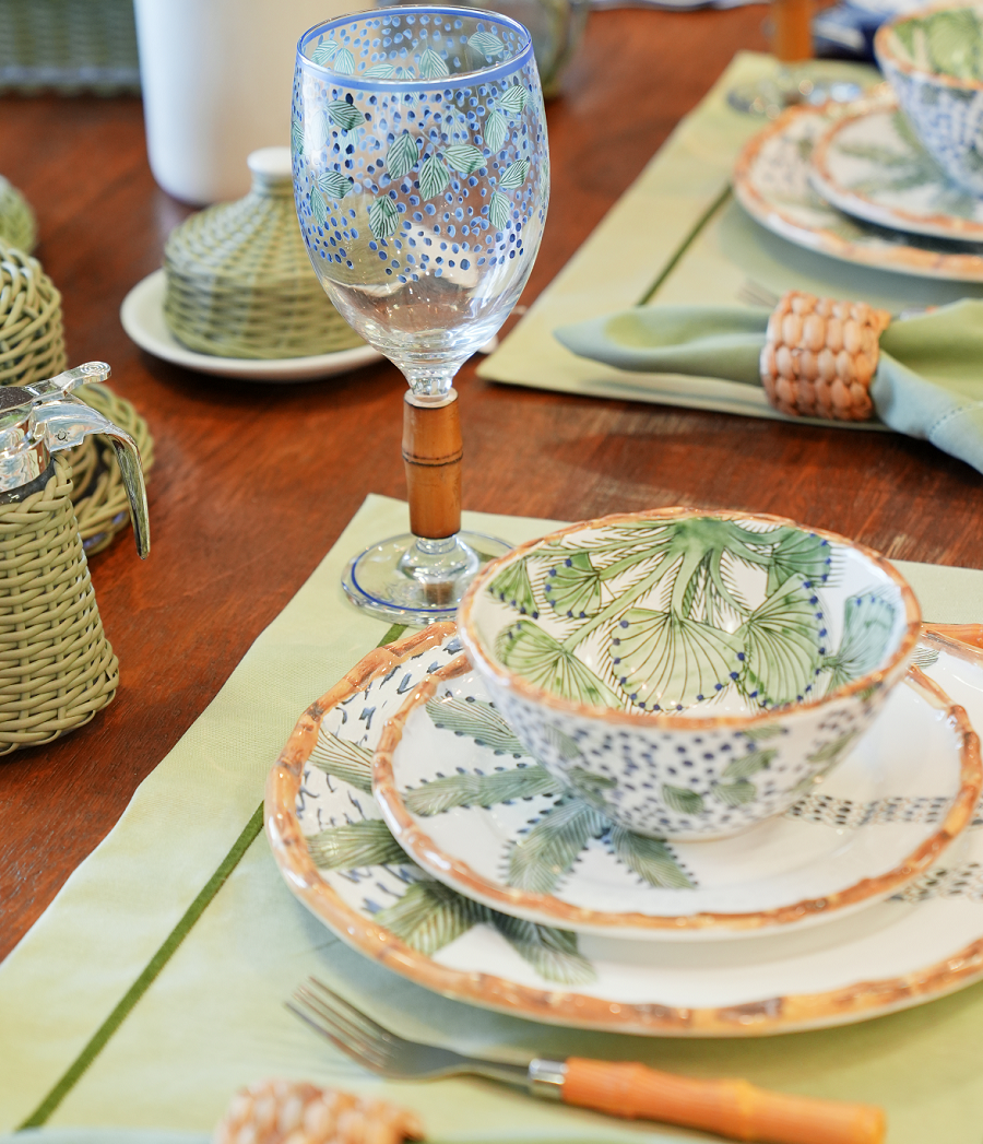 Organização de taças na mesa posta casamento