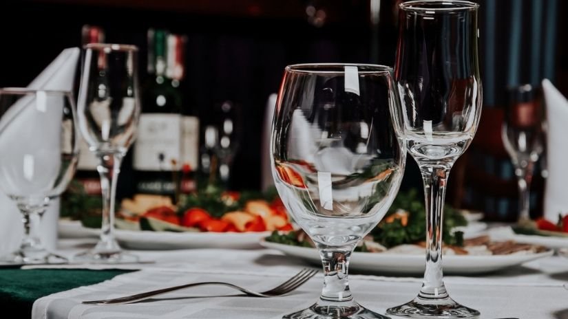 Organização de taças na mesa posta casamento
