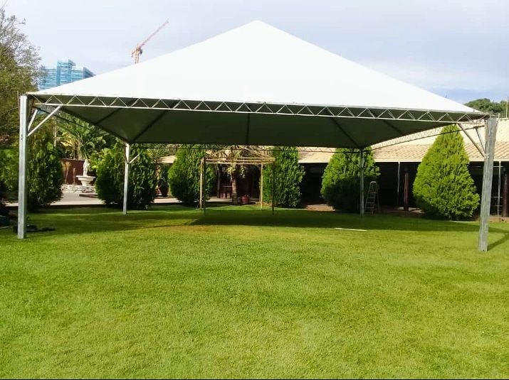 tenda cristal vs tenda piramidal para casamento