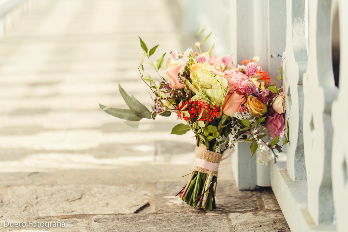 buquê de noiva com flores tropicais