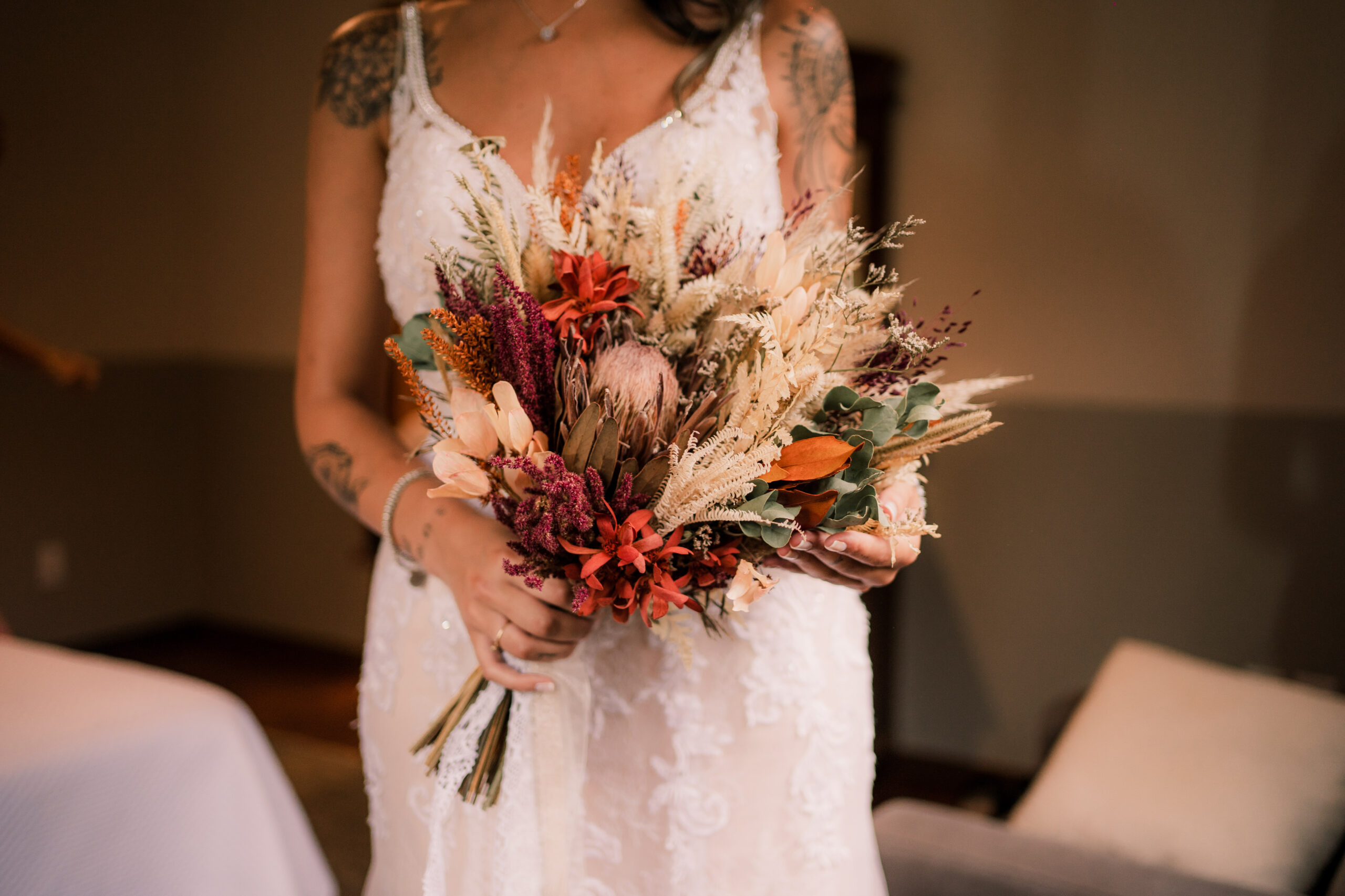 buquê de noiva com flores tropicais