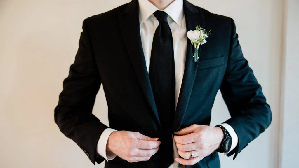 Acessórios Essenciais para o Terno Preto do Noivo: Do Sapato à Lapela