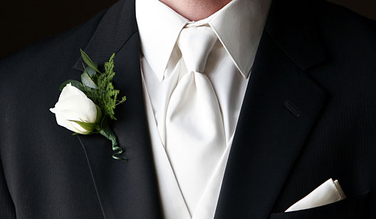 Como Combinar o Terno Preto do Noivo com o Traje dos Padrinhos