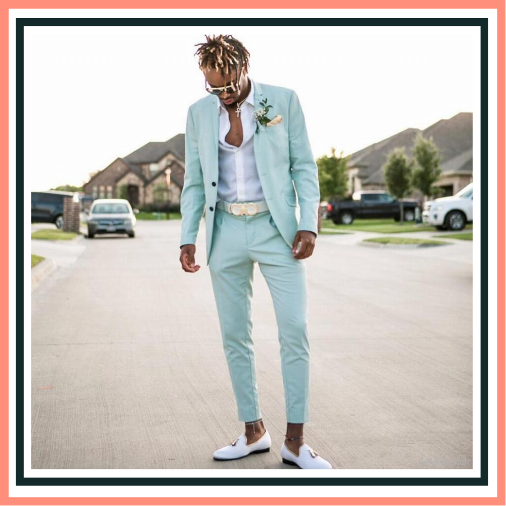 Casamento na Praia ou Campo: Adaptando o Terno para Noivos Baixos em Diferentes Cenários