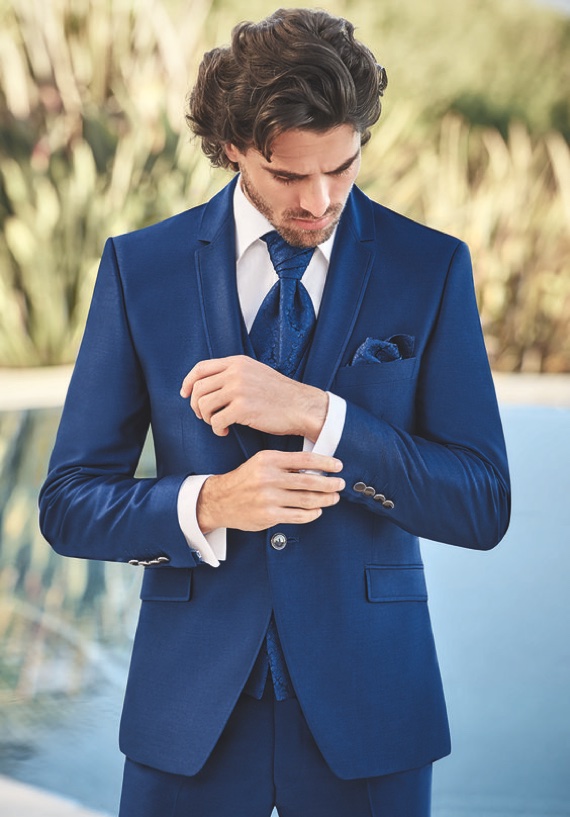 Detalhes que Fazem a Diferença: Acessórios Essenciais para o Terno do Noivo de Baixa Estatura