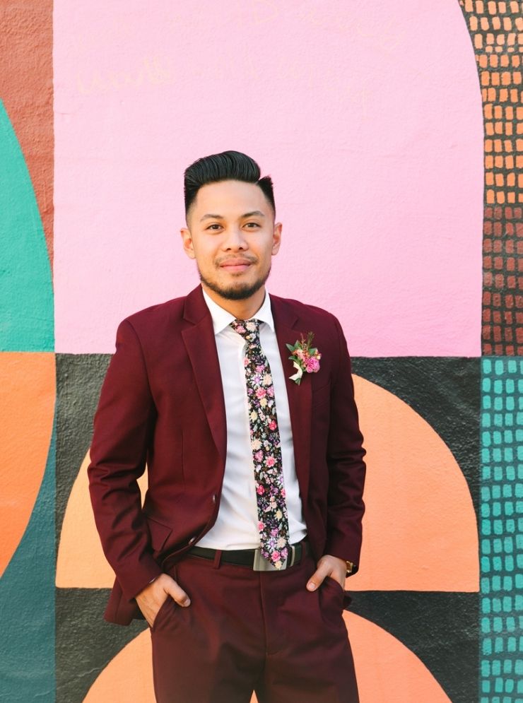 Casamento na Praia ou Campo: Adaptando o Terno para Noivos Baixos em Diferentes Cenários