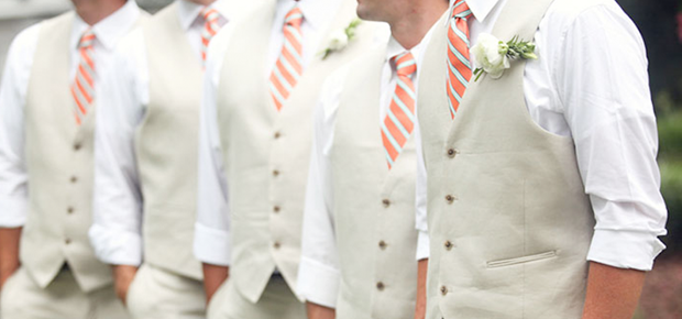 Casamento na Praia: O Traje Perfeito para Padrinhos