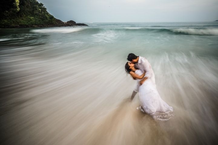 vestido de noiva na praia ensaio
