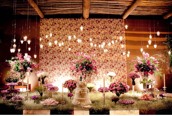 Como Criar uma Atmosfera Mágica com Velas Suspensas em Casamentos