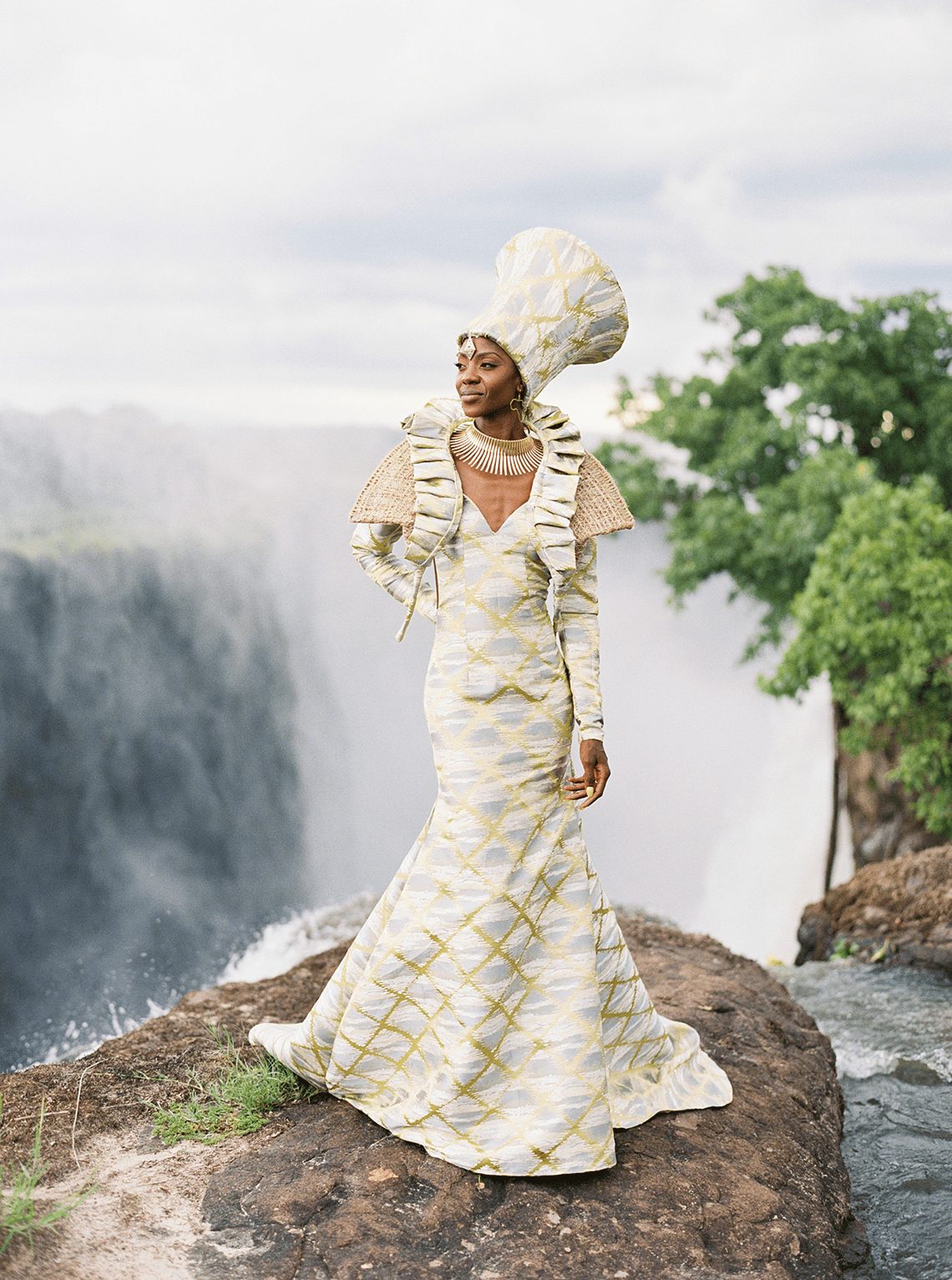 1. A História por Trás dos Padrões Kente em Vestidos de Noiva
2. Como Incorporar Estampas Ankara em seu Casamento
3. A Elegância do Aso Oke para Noivas Nigerianas
4. Capulana: O Toque Moçambicano no Seu Grande Dia
5. Fusões Modernas: Vestidos de Noiva Brancos com Detalhes Africanos
